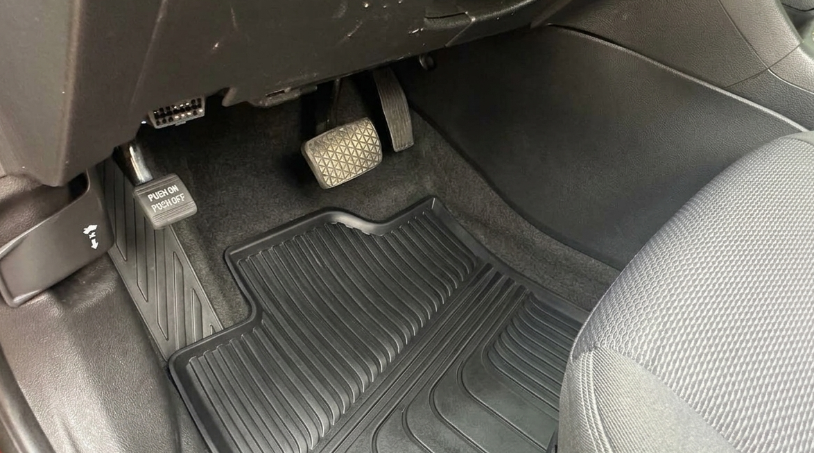 Коврики в авто станут угольно-черными: 1 средство из аптеки и они как новые - перекупы молчат об этом методе ИА SevastopolMedia