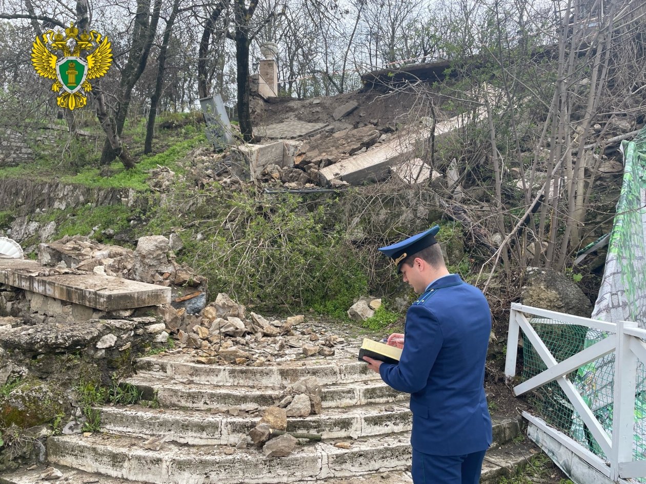 Прокуратура выясняет причины обрушения подпорной стены в центре Пятигорска пресс-служба прокуратуры Ставрополья