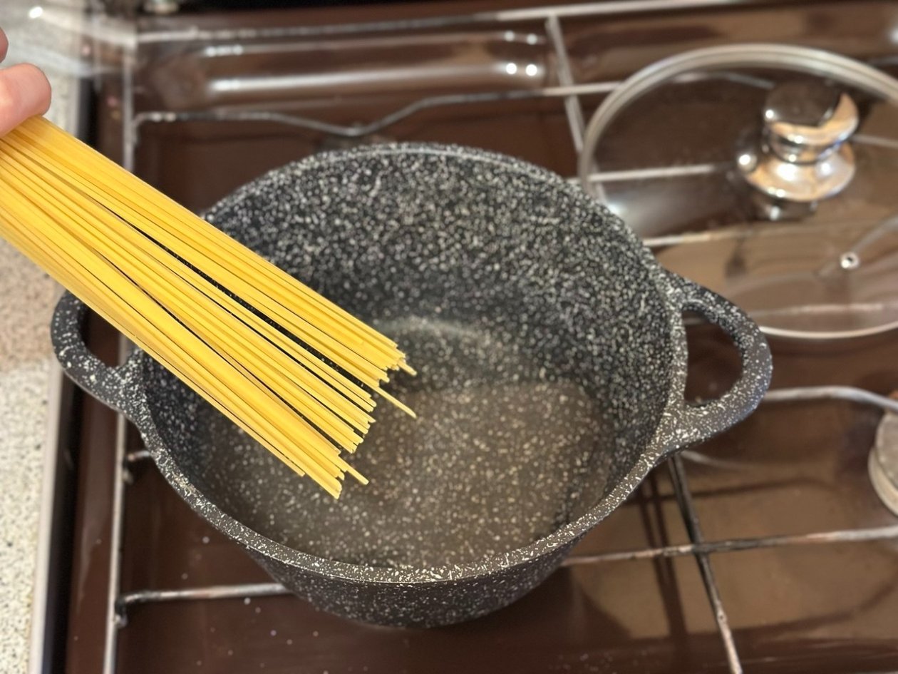 Всю жизнь варили макароны неправильно: физик объяснил, почему сыпать соль до закипания - это ошибка ИА Stavropol.Media