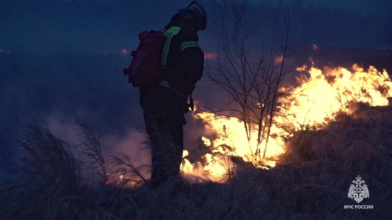Пожарные защитили малочисленный населенный пункт от ландшафтного возгорания в Амурском районе Предоставлено пресс-службой ГУ МЧС России по Хабаровскому краю