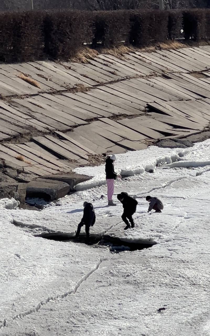 Опасная забава: детей заметили на льду Ангары в Иркутске  ИА IrkutskMedia