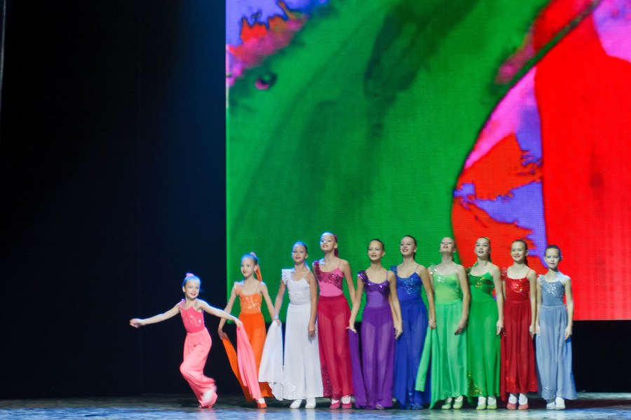 Юные танцоры, Фото с места события из других источников