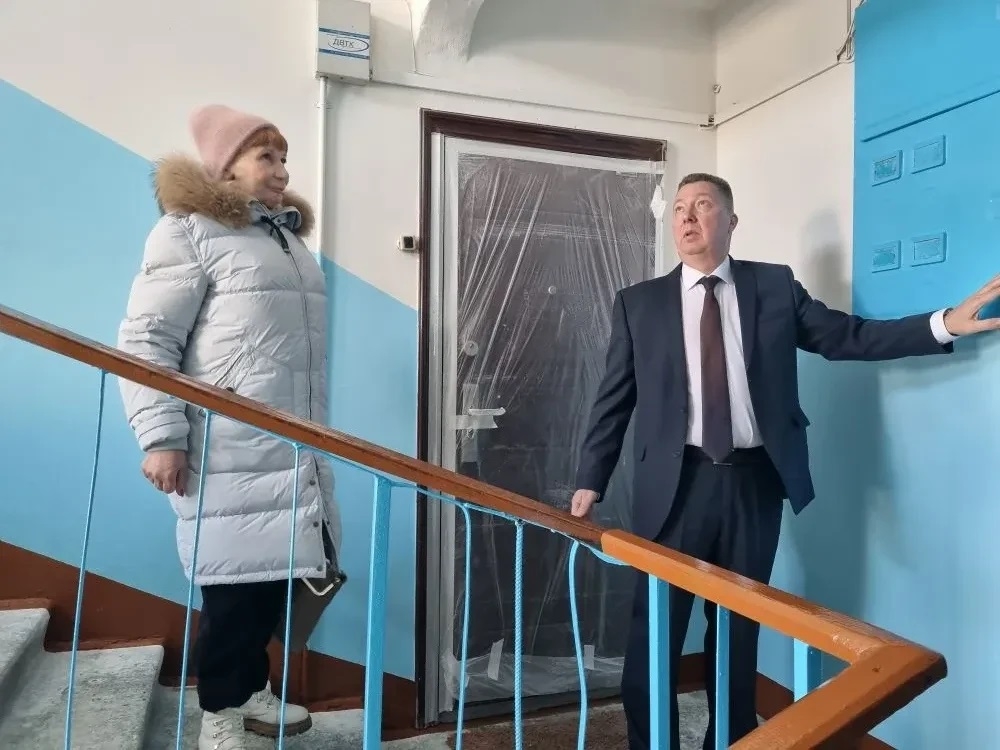 В Магадане отремонтировали подъезд жилого дома участников СВО Источник