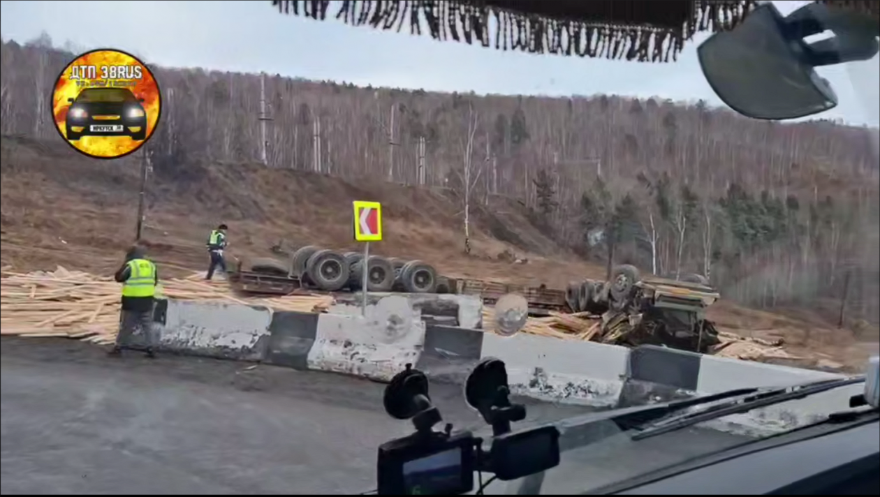 Груженный древесиной тягач перевернулся на Култукском тракте Телеграм-канал (18+) &quotДТП38&quot