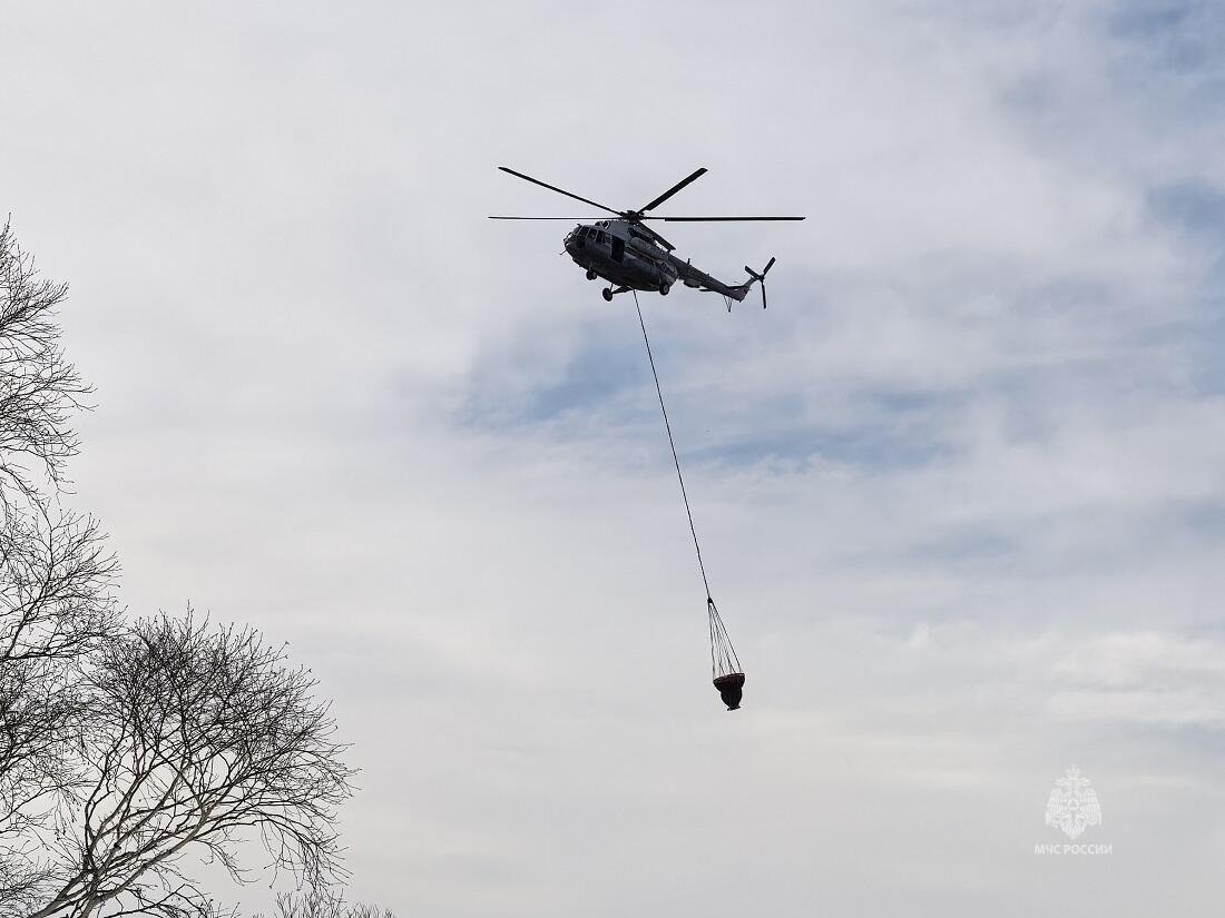 Экипаж Ми-8 отработал сброс воды на Халактырском озере перед началом сезона Пресс-служба ГУ МЧС России по КК 