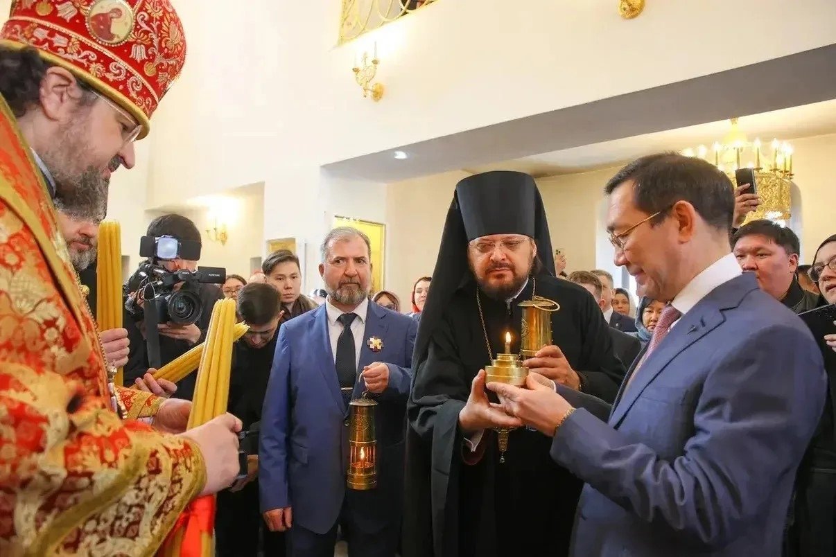 Благодатный огонь из Иерусалима прибыл в Якутск с канала Мах главы Якутии