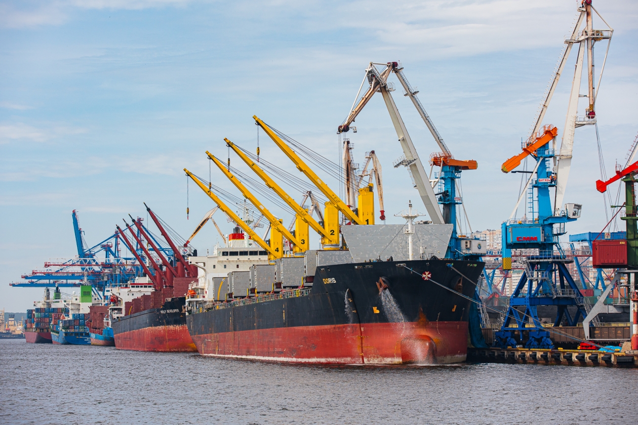 Порт, судно,  погрузка, разгрузка, кран Илья Аверьянов, ИА PrimaMedia