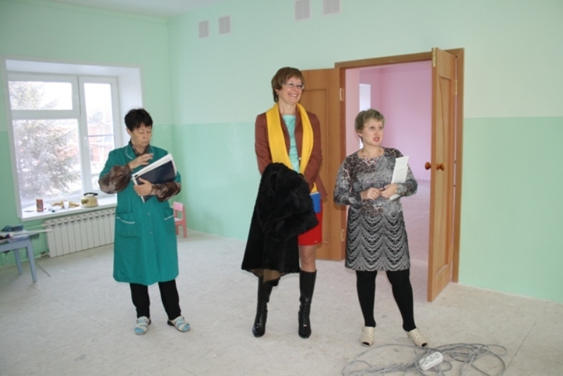 Мэр Биробиджана и специальная комиссия проинспектировали ремонт новых групп в детсадах города, Фото с места события собственное