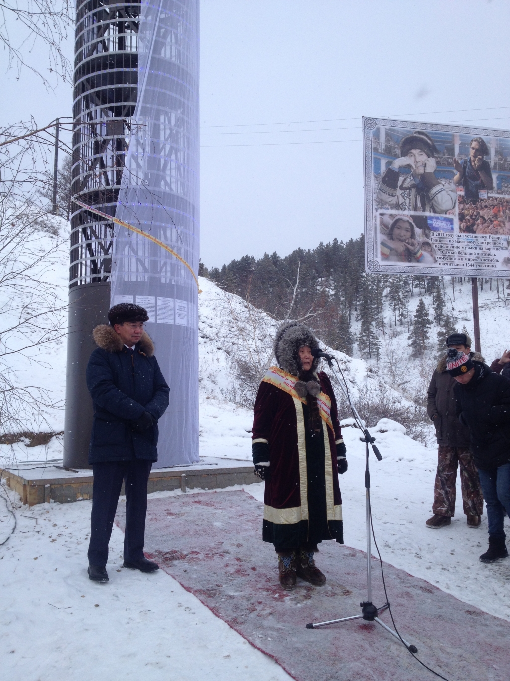 Памятник "Бриллиантовое сэргэ" открыли в Якутске, Фото с места события собственное