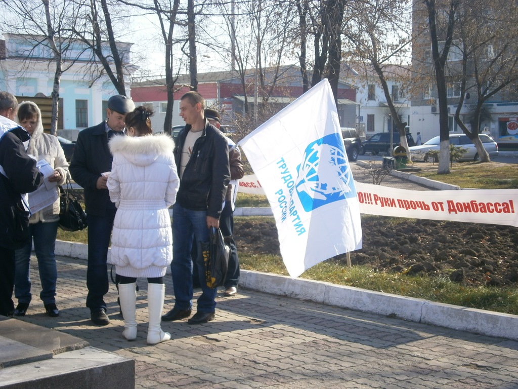 Пикетчики раздают горожанам листовки, Фото с места события собственное