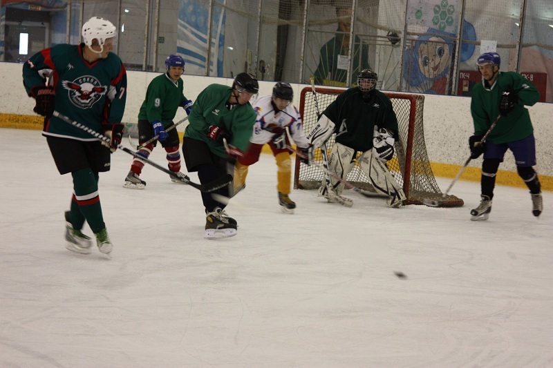Команды регулярно ходили на приступ ворот соперников, пытались отобрать у противников шайбу, Фото с места события собственное
