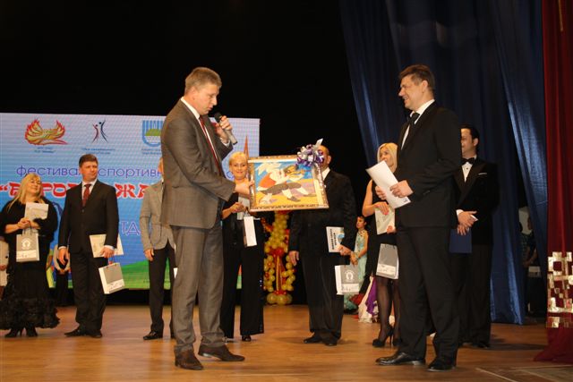 Мэр Андрей Пархоменко поздравляет Александра Володина, Фото с места события собственное