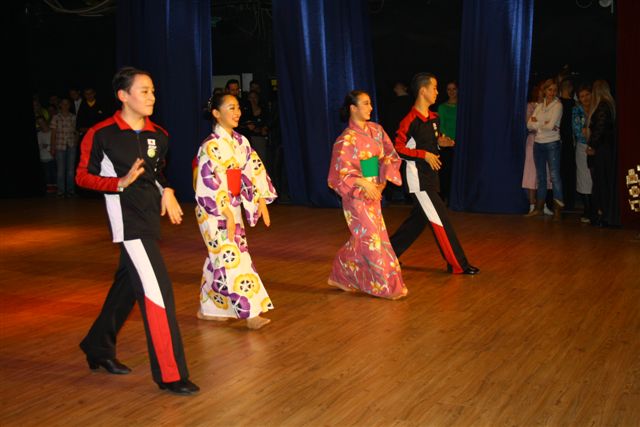 Японские гости с национальным танцем, Фото с места события собственное