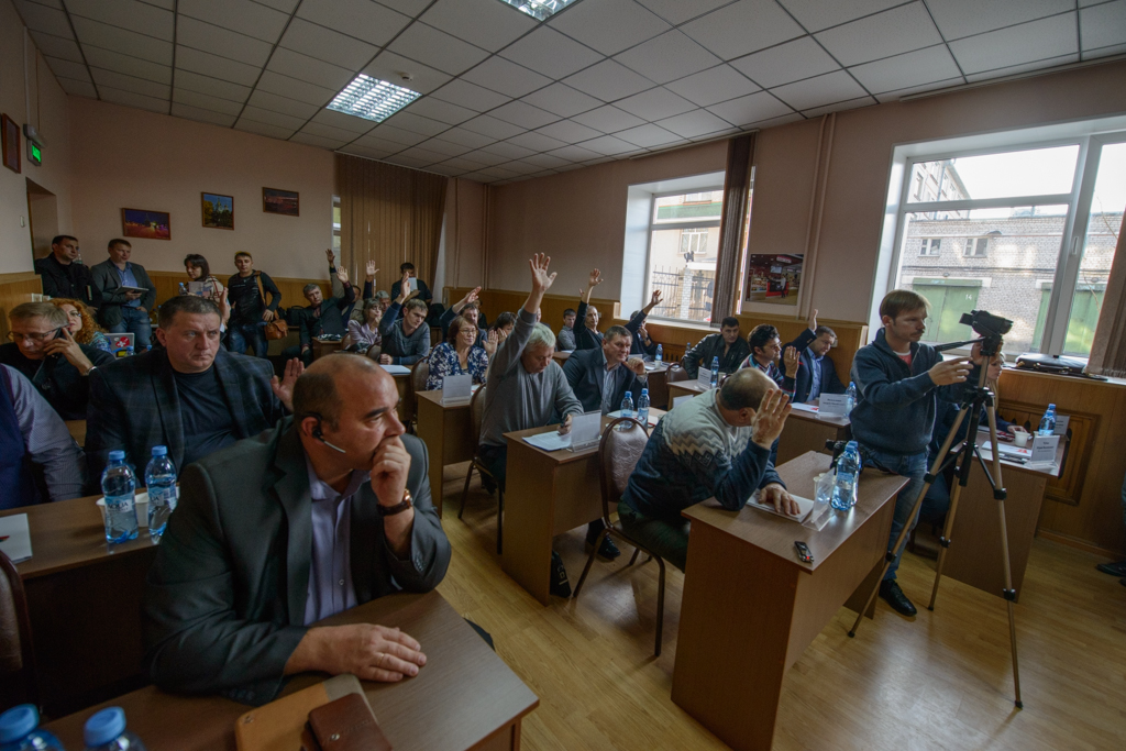 Голосование за проект резолюции, Фото с места события собственное