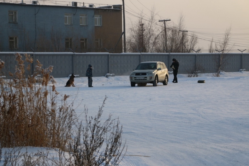 Полицейские проверили подозрительную коробку у грузового терминала аэропорта Якутска, Фото с места события из других источников