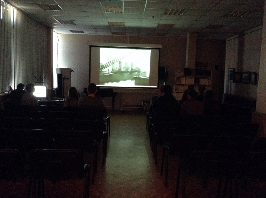Студентам ДВФУ показали документальный фильм, Фото с места события собственное