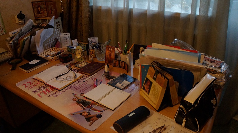 Стол покойного Евгения Бурмистрова, Фото с места события собственное