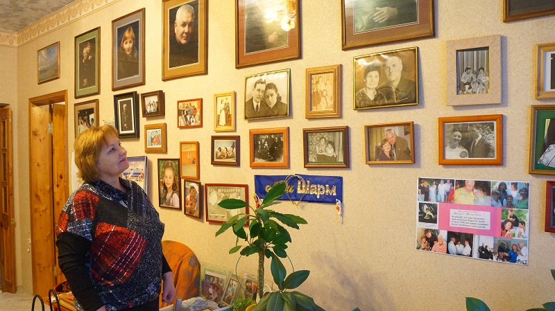 Элина Бурмистрова рассматривает фото, Фото с места события собственное