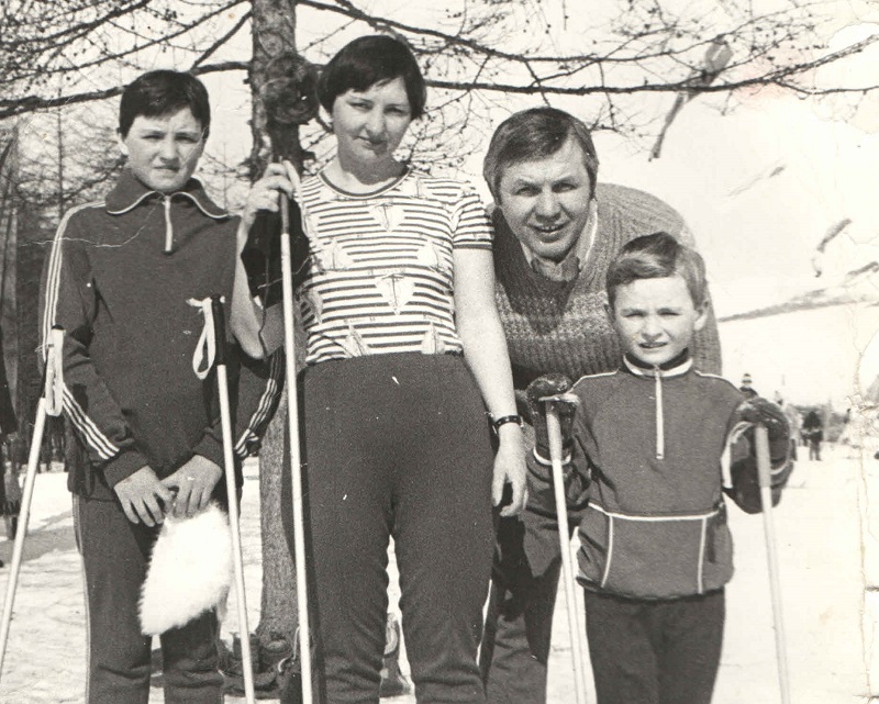 Всей семьей на лыжах, Фото с места события из других источников