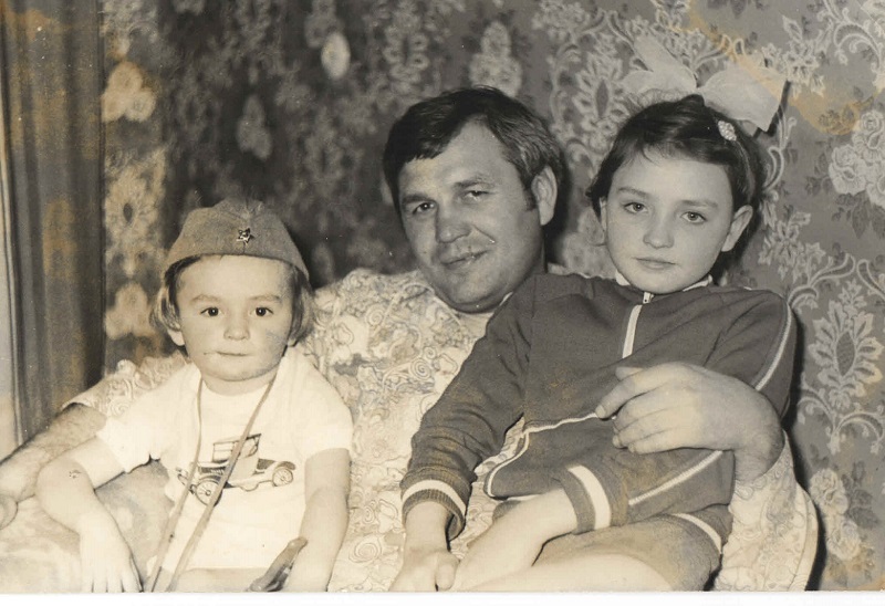 Евгений Бурмистров с сыном Петром и дочерью Татьяной, Фото с места события из других источников