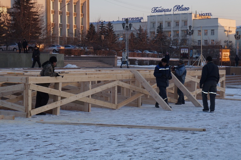 Ледовый городок в Улан-Удэ строить начали, а подрядчика еще не определили, Фото с места события собственное