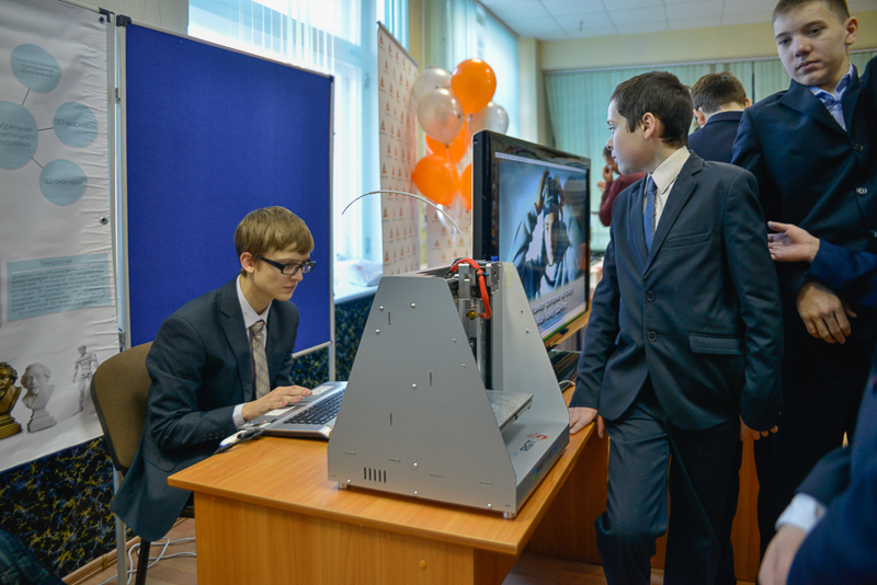 3D принтер стал одним из самых популярных экспонатов на выставке перед инновационным форумом, Фото с места события собственное