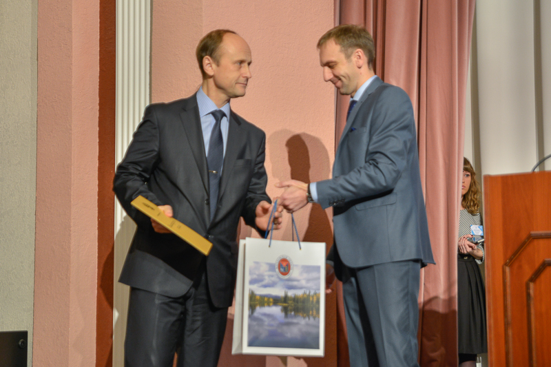 Алексей Плют вручает благодарственное письмо Андрею Сироткину от Губернатора Магаданской области, Фото с места события собственное