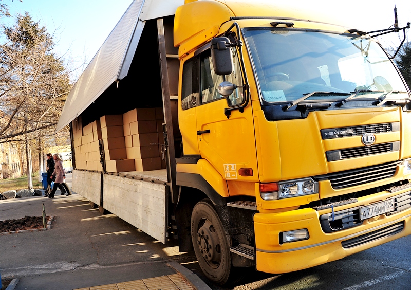 Уже начался развоз новогодних подарков, Фото с места события из других источников