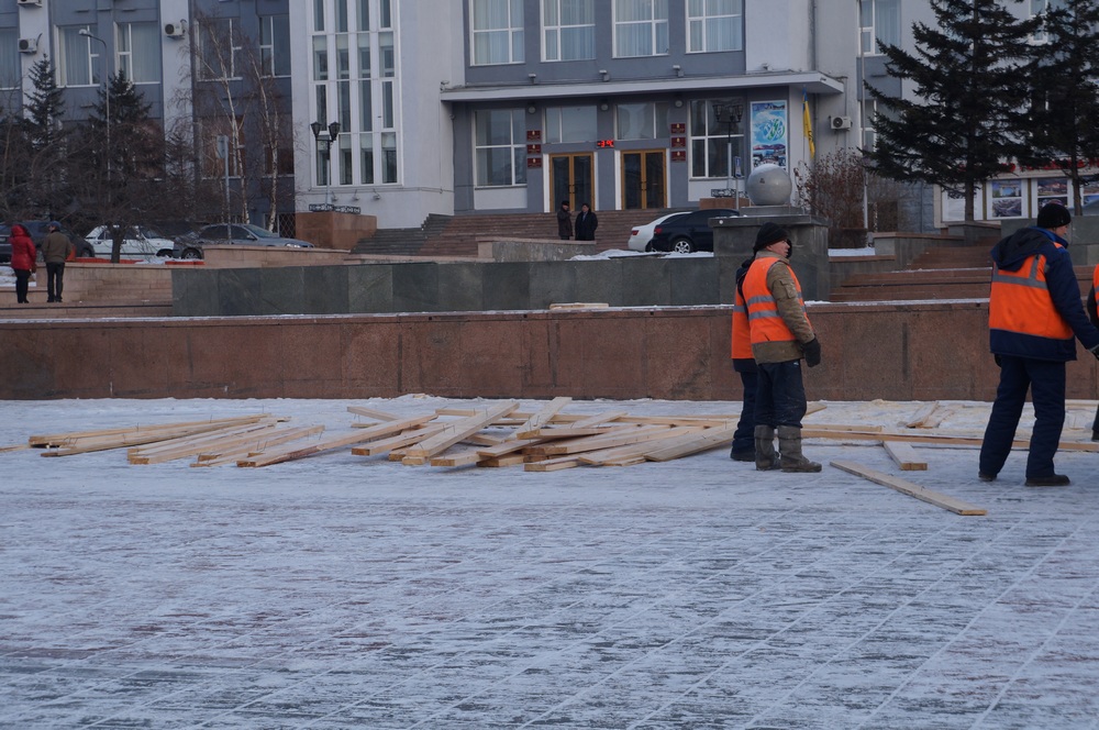 Ледовый городок разобрали, не дождавшись весны, на главной площади в Улан-Удэ, Фото с места события собственное