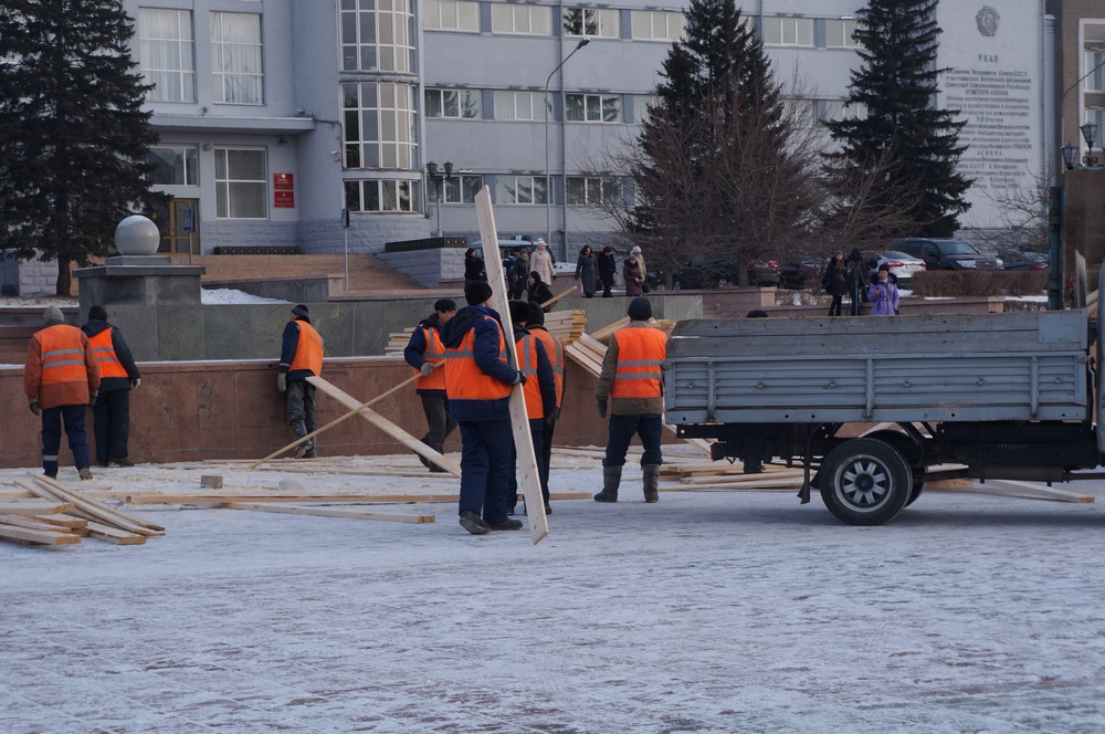 Ледовый городок разобрали, не дождавшись весны, на главной площади в Улан-Удэ Елена Медведева, ИА UlanMedia