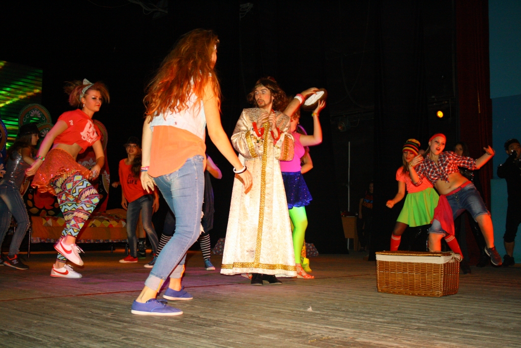 Страна Потрясиния потрясла молодого царя, Фото с места события собственное