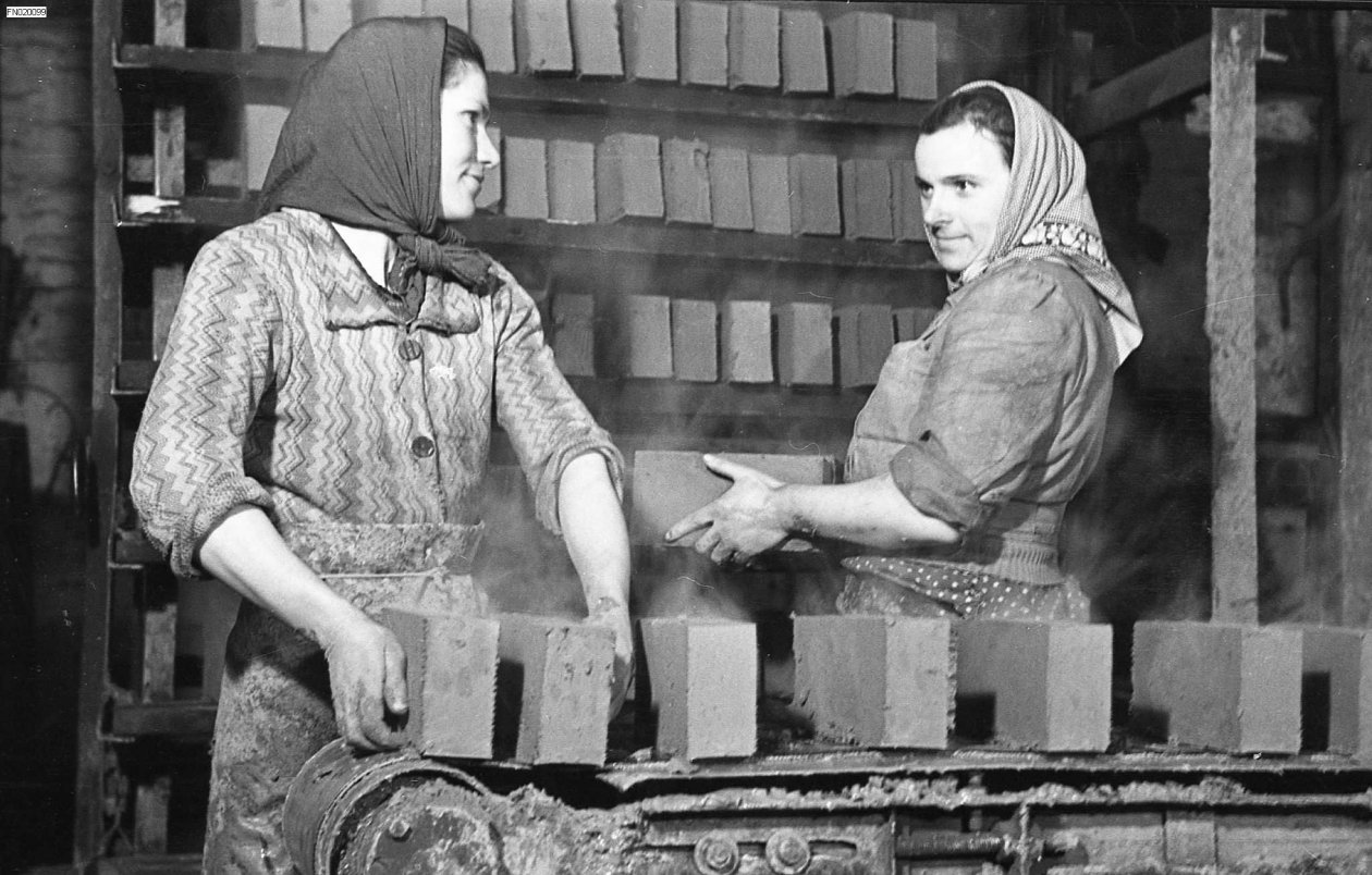 Сотрудницы Лисихинского кирпичного завода