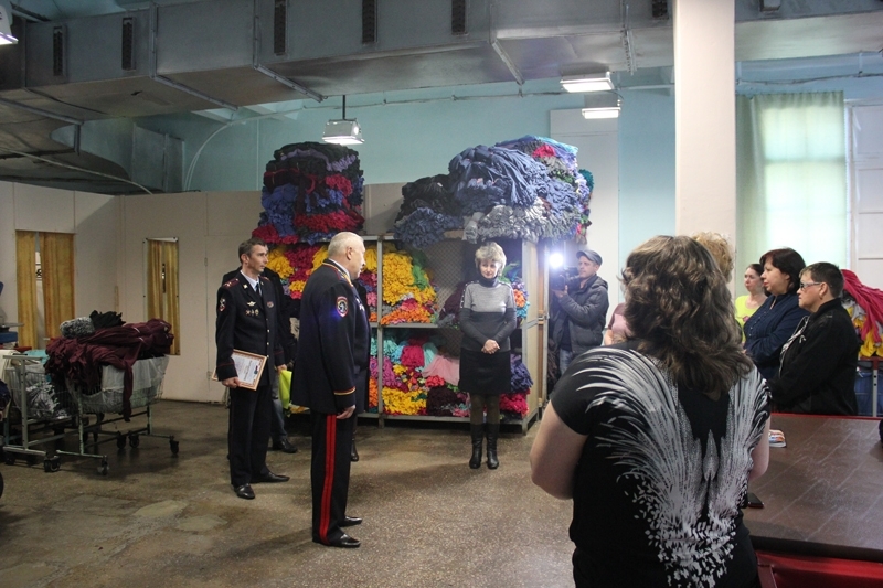 Главный полицейский ЕАО поздравил матерей лучших сотрудников областного УМВД , Фото с места события из других источников