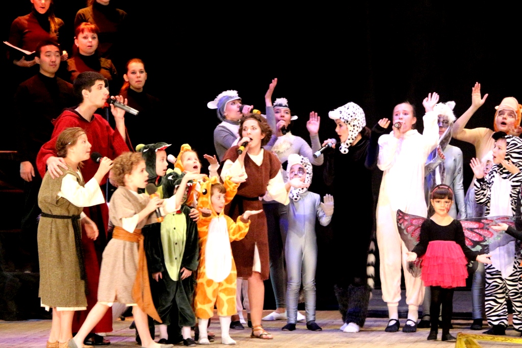 В труппу вошло около 30-ти участников разного возраста, Фото с места события из других источников