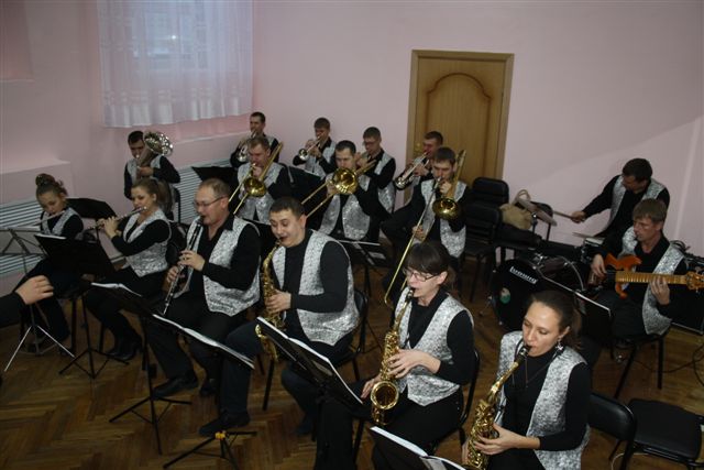 Оркестр дал небольшой концерт на новоселье, Фото с места события собственное