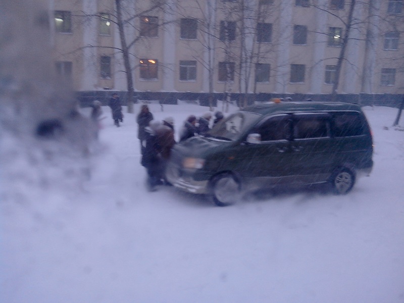 Редкие такси берут с боем, Фото с места события собственное