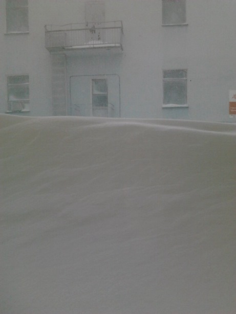 Сугроб - вид из окна первого этажа дома, Фото с места события из других источников