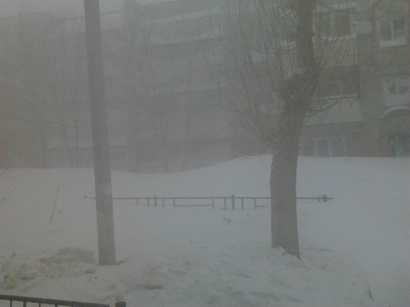 Заснеженный двор в центре города, Фото с места события из других источников