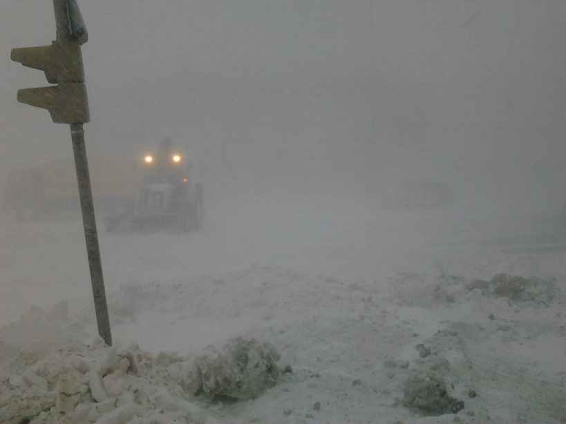 Чистка дороги рядом с больницами на улице Димитрова, Фото с места события из других источников