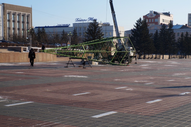 Новогоднюю елку ставят на месте ледового городка в Улан-Удэ Елена Медведева ИА UlanMedia