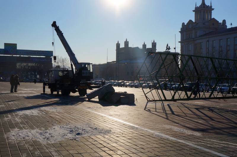 Новогоднюю елку ставят на месте ледового городка в Улан-Удэ, Фото с места события собственное