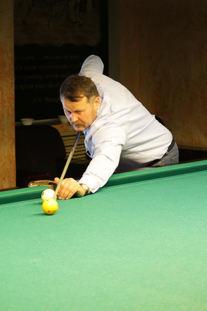 Бизнесмены встретились за биллиардным столом, Фото с места события из других источников