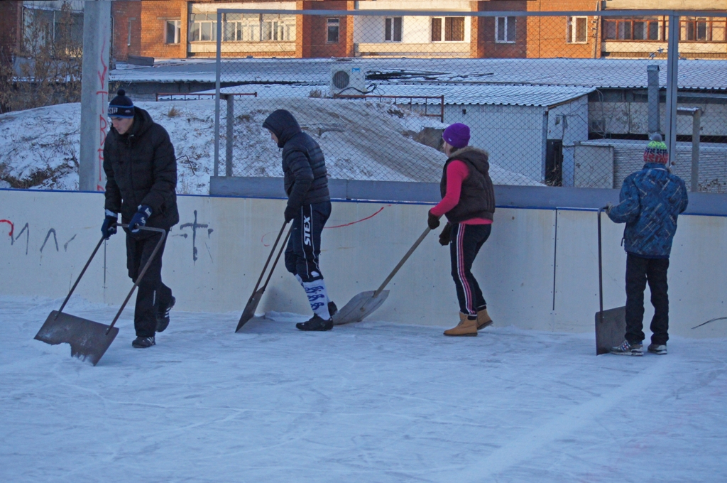 На данном корте будут заниматься дети трех возрастных групп, Фото с места события собственное