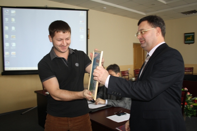 Вручение диплома Николаю Лысюку, Фото с места события собственное