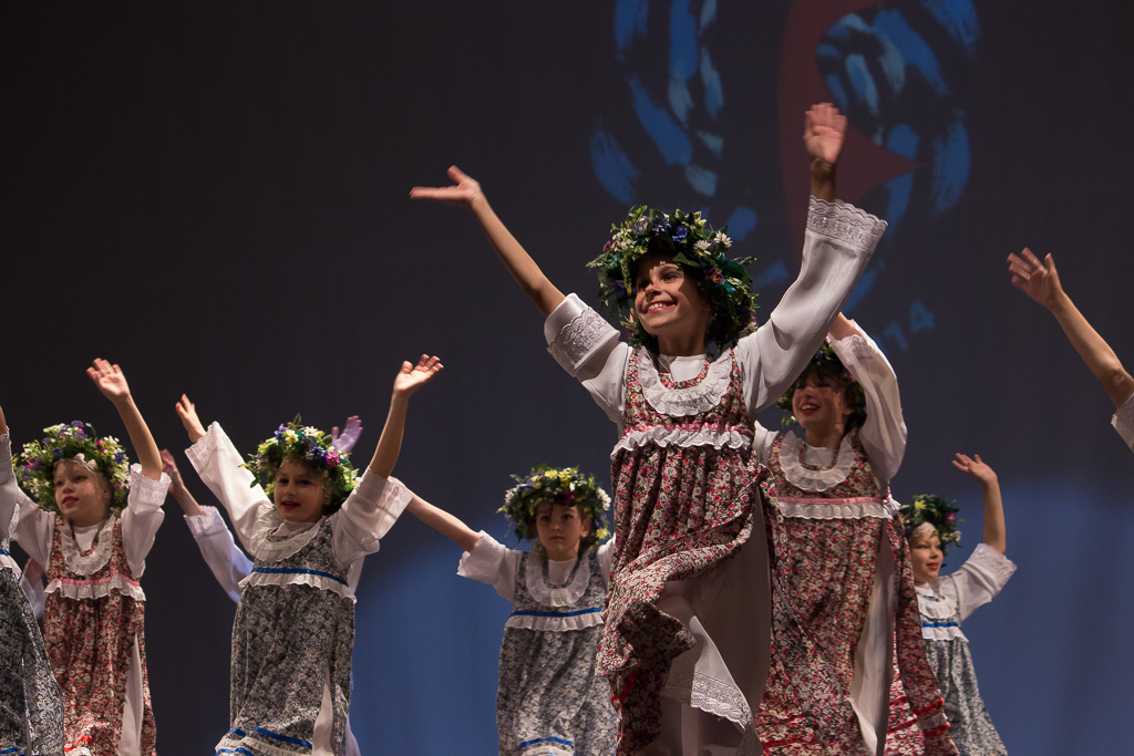 Порушка-параня ариэль. Вокальный ансамбль. Пока континентальный ансамбль ариэль фотографии. Ариэль группа челябинск. Концерт зал.