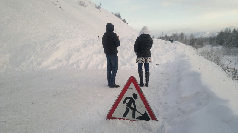 Снежная лавина на один час перекрыла дорогу к одному из поселков на Колыме, Фото с места события из других источников