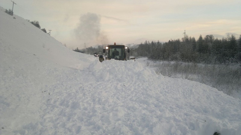 Дорожники оперативно расчистили полотно для собравшихся грузовиков, Фото с места события из других источников