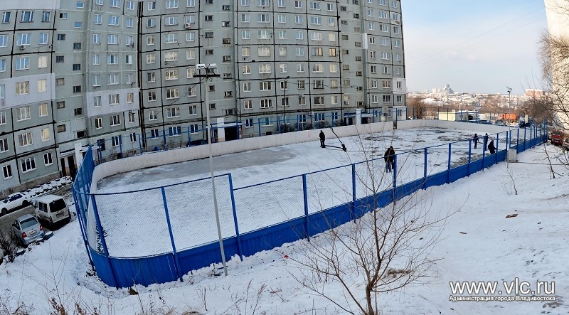 Хоккейные коробки начали заливать во Владивостоке пресс-служба  администрации Владивостока