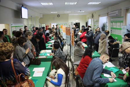 Более 150 человек пришли в поисках работы на ярмарку вакансий для инвалидов в Якутске, Фото с места события из других источников