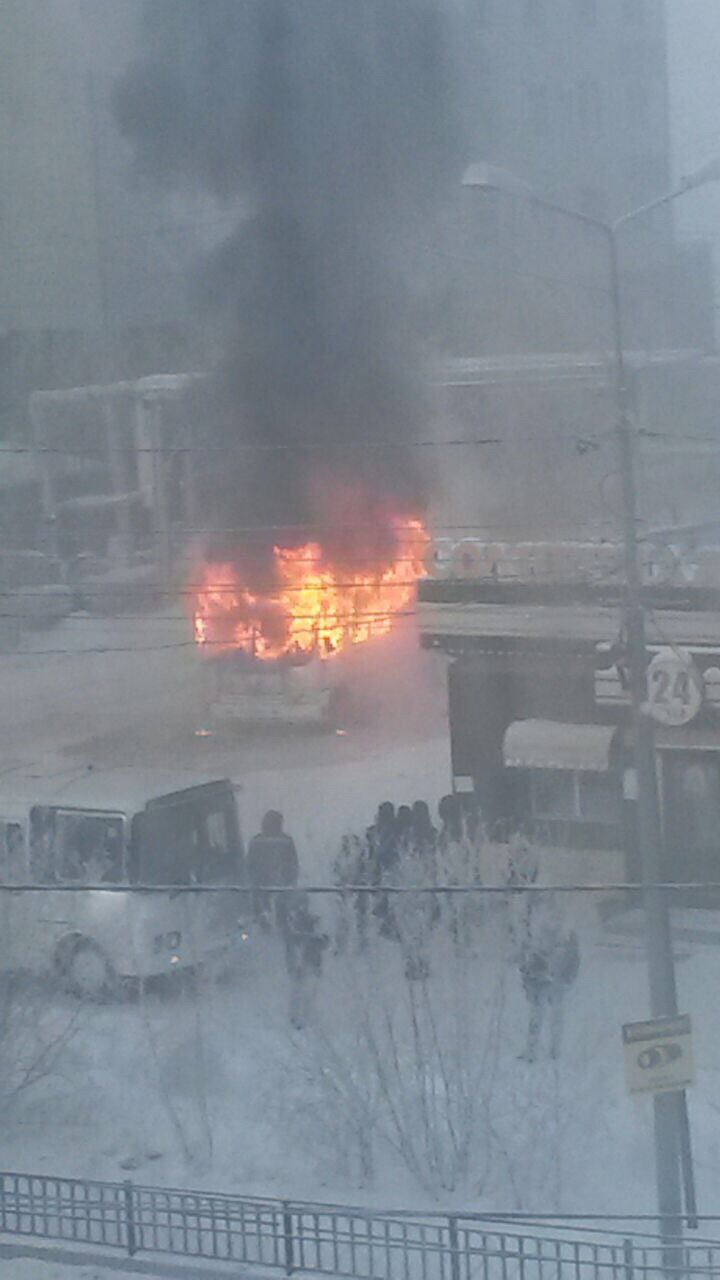 Маршрутный автобус №3 полностью сгорел в районе аэропорта Якутска, Фото с места события из других источников